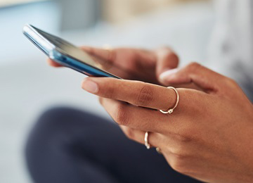 Kvinde med smartphone